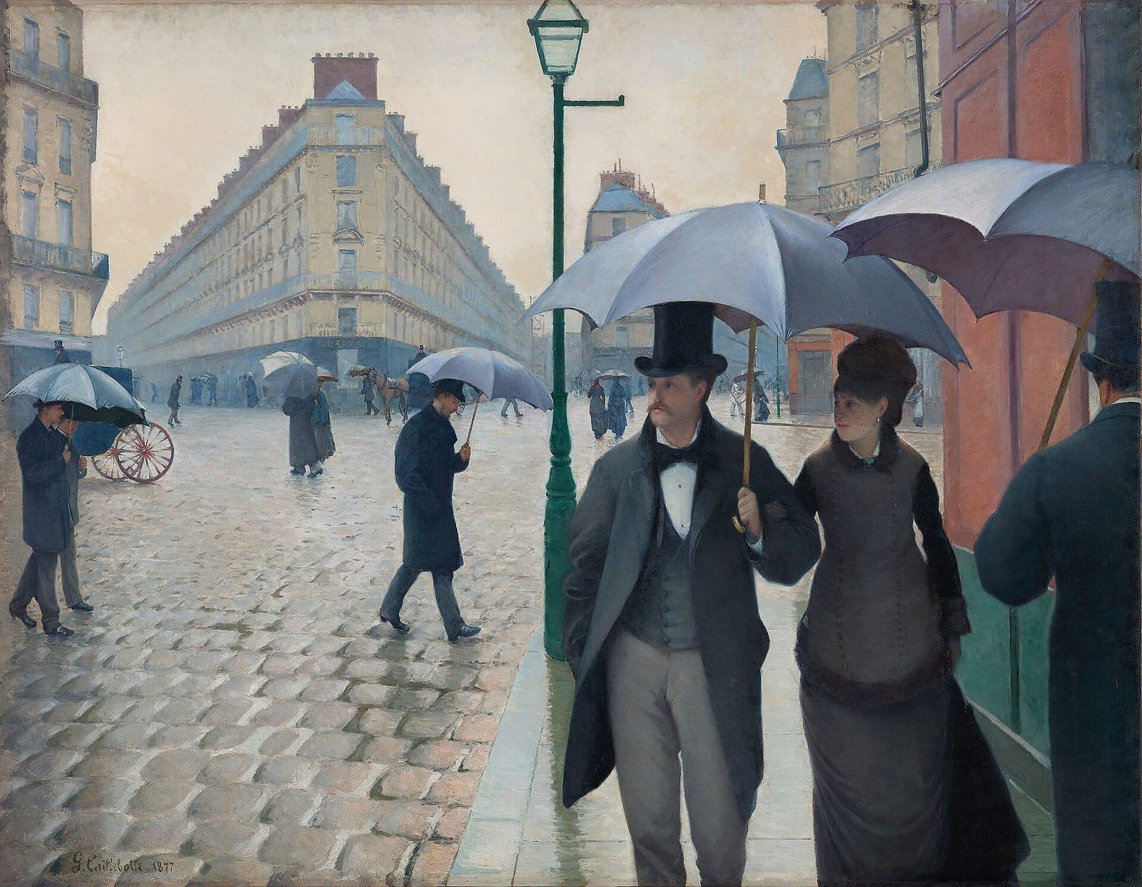 Carrefour parisien pavé et luisant de pluie, bordé d'immeubles haussmanniens couleur crème. Au premier plan, un homme en haut-de-forme et une femme en manteau sombre marchent bras dessus bras dessous sous un parapluie gris ; derrière eux, un réverbère vert et, plus loin, des passants isolés sous leurs parapluies.