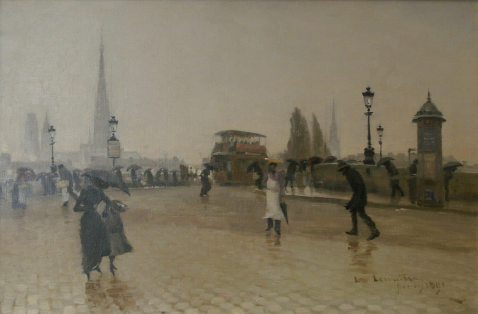 Le pont Corneille à Rouen par un jour gris et pluvieux : sur le tablier pavé et luisant, des passants courbés sous leurs parapluies, une femme et une fillette au premier plan, un tramway à impériale au centre et une colonne d'affichage à droite. À l'arrière-plan, la flèche de la cathédrale se dessine dans la brume.