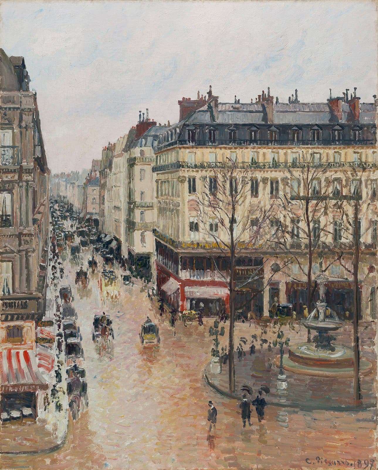 Vue plongeante sur une rue parisienne mouillée sous un ciel gris pâle : la chaussée brillante est encombrée de fiacres et d'omnibus, des immeubles clairs à toits d'ardoise la bordent. À droite, une petite place avec une fontaine et des arbres nus, où quelques passants marchent sous des parapluies.