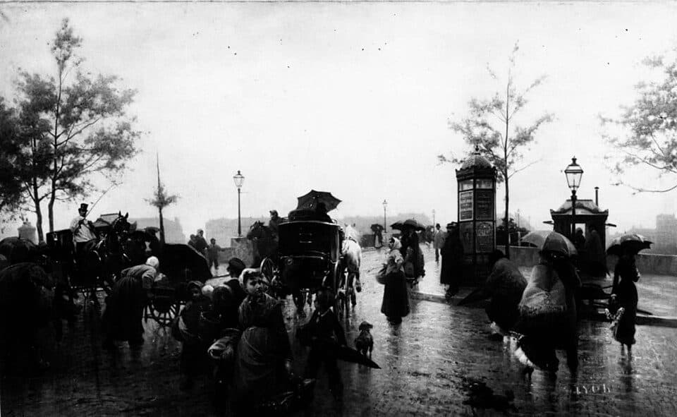 Reproduction en noir et blanc d'une peinture : l'entrée d'un pont lyonnais par jour de pluie. Fiacres à cheval, femmes en châle, enfants et un petit chien traversent la chaussée détrempée ; plusieurs passants s'abritent sous des parapluies, entre des réverbères, une colonne d'affichage et des arbres frêles.